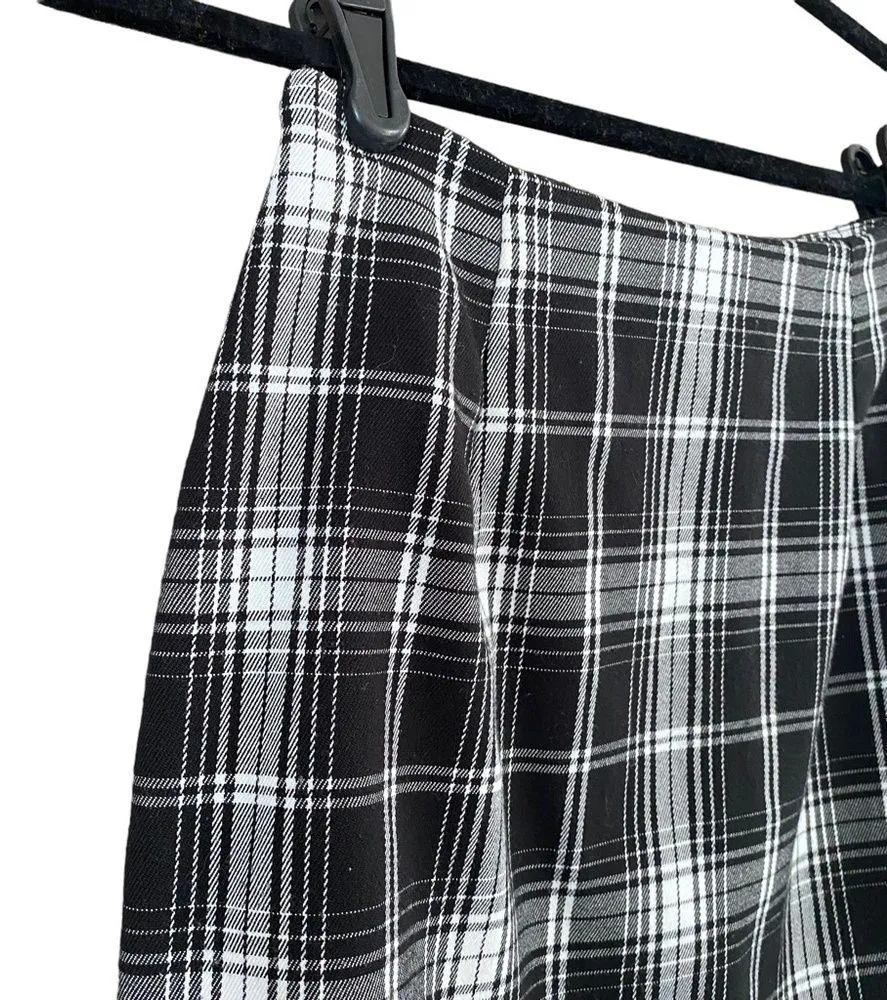 Brandy Melville Black White Plaid Mini Skirt Size Small - Image 4