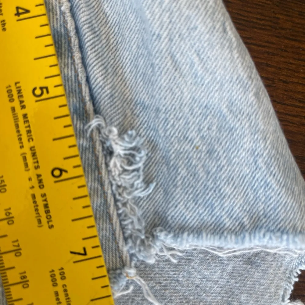 Good American Light Blue Denim Shorts size 15 - Image 7