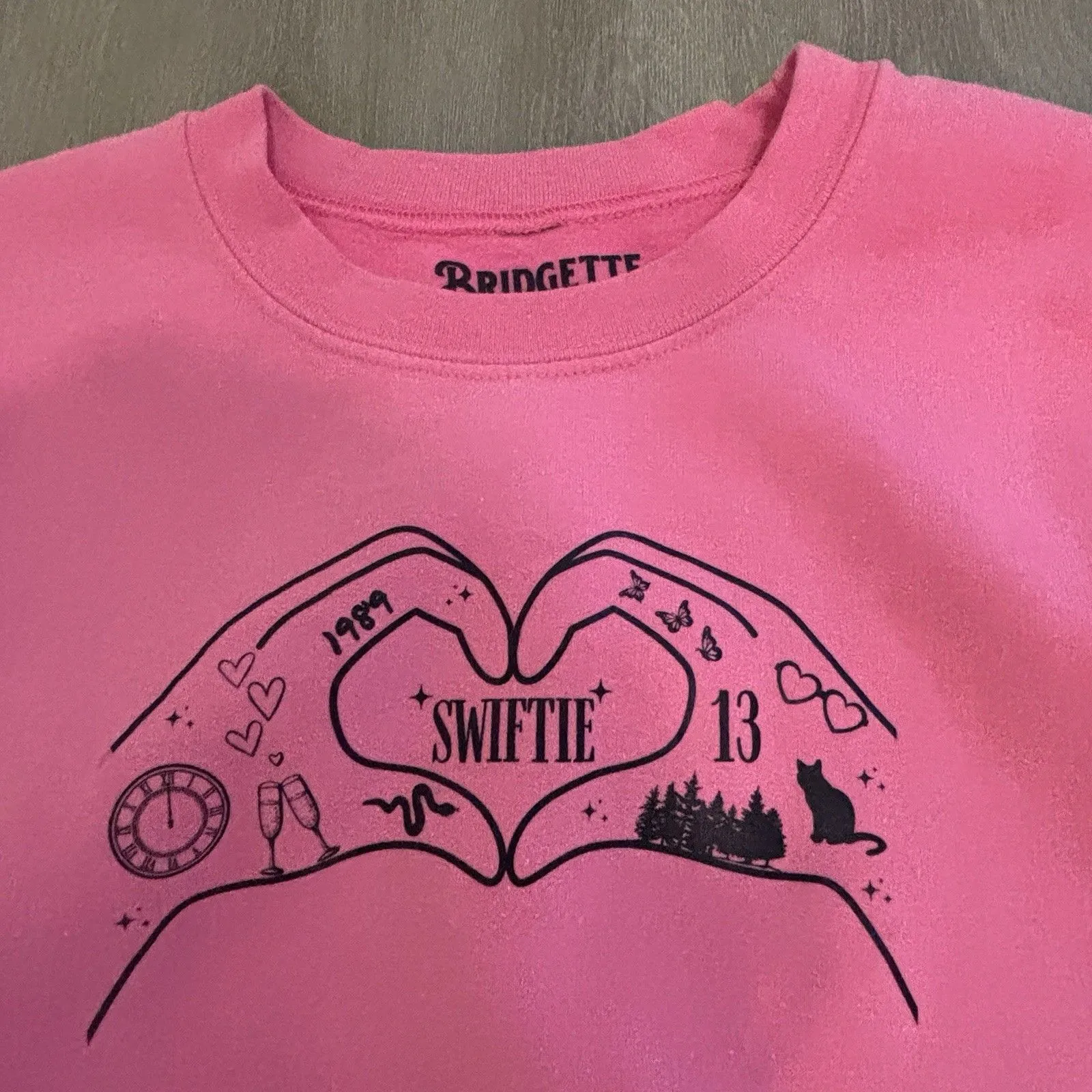 SWIFTIE PINK SWEATSHIRT SMALL Bridgette & Main Heart Hands Taylor Era Fan 89 - Image 6