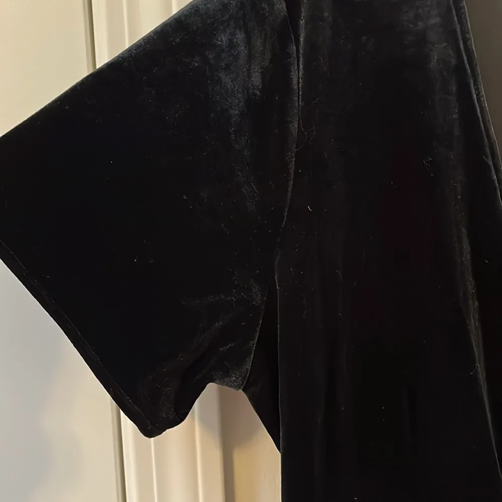 Ann Taylor black velvet wrap short sleeve top in size Medium (NEVER WORN) - Image 3