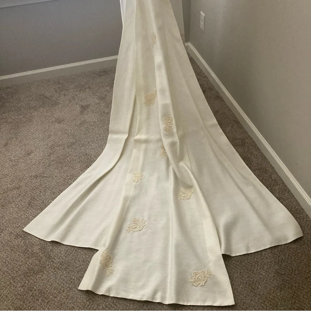 Vintage 1950’s Short Sleeved Ivory Linen Wedding Bridal Dress With Train - Image 8