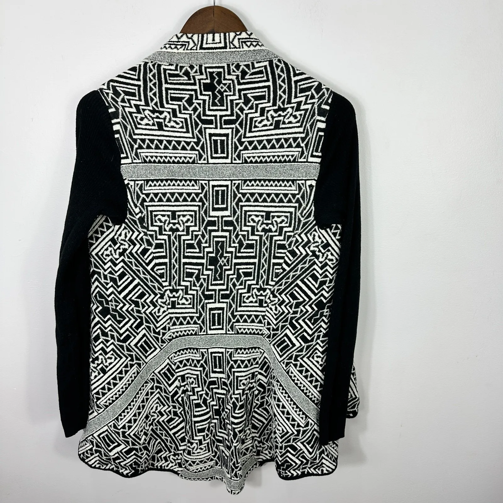 Field Flower Cardigan M Black White Open Front Geometric Boho Art Knit Aztec‎ - Image 2