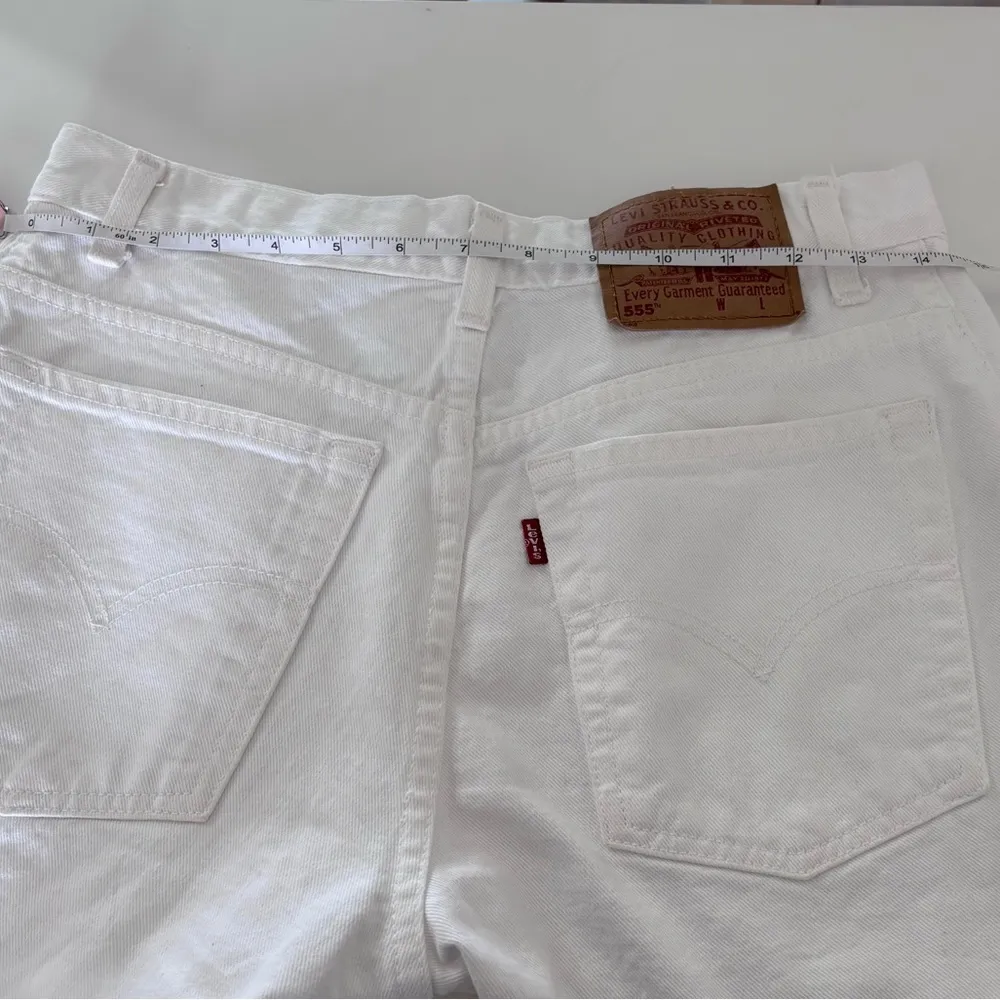 Vintage 555 Levi's Women's White Denim Cut-Off Shorts size 28 Made in Mexico - Image 4