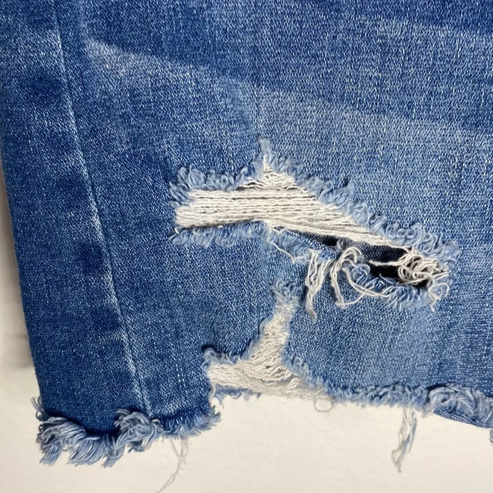 American Eagle distressed denim hi-rise mini skirt fringe hem size 8 - Image 4