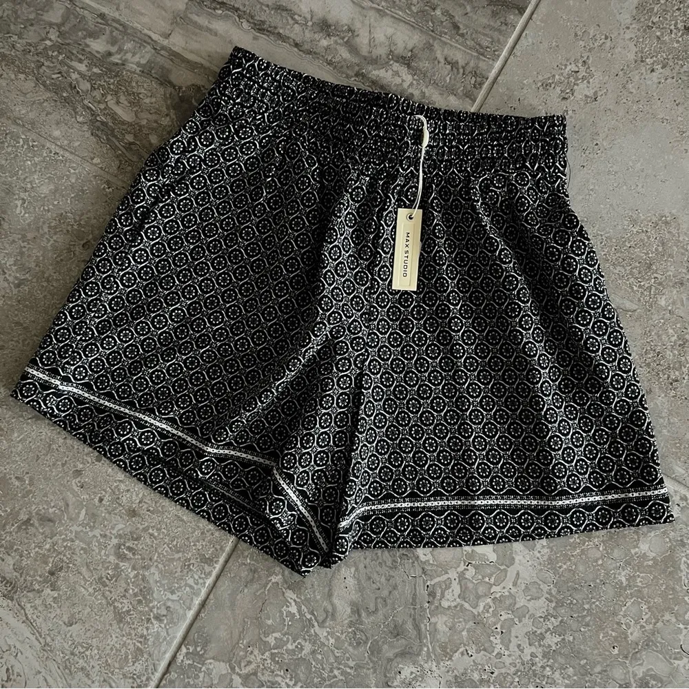 Max Studio Pull-On Shorts Black Ivory Button Daisy Size XS New with Tag - Image 5