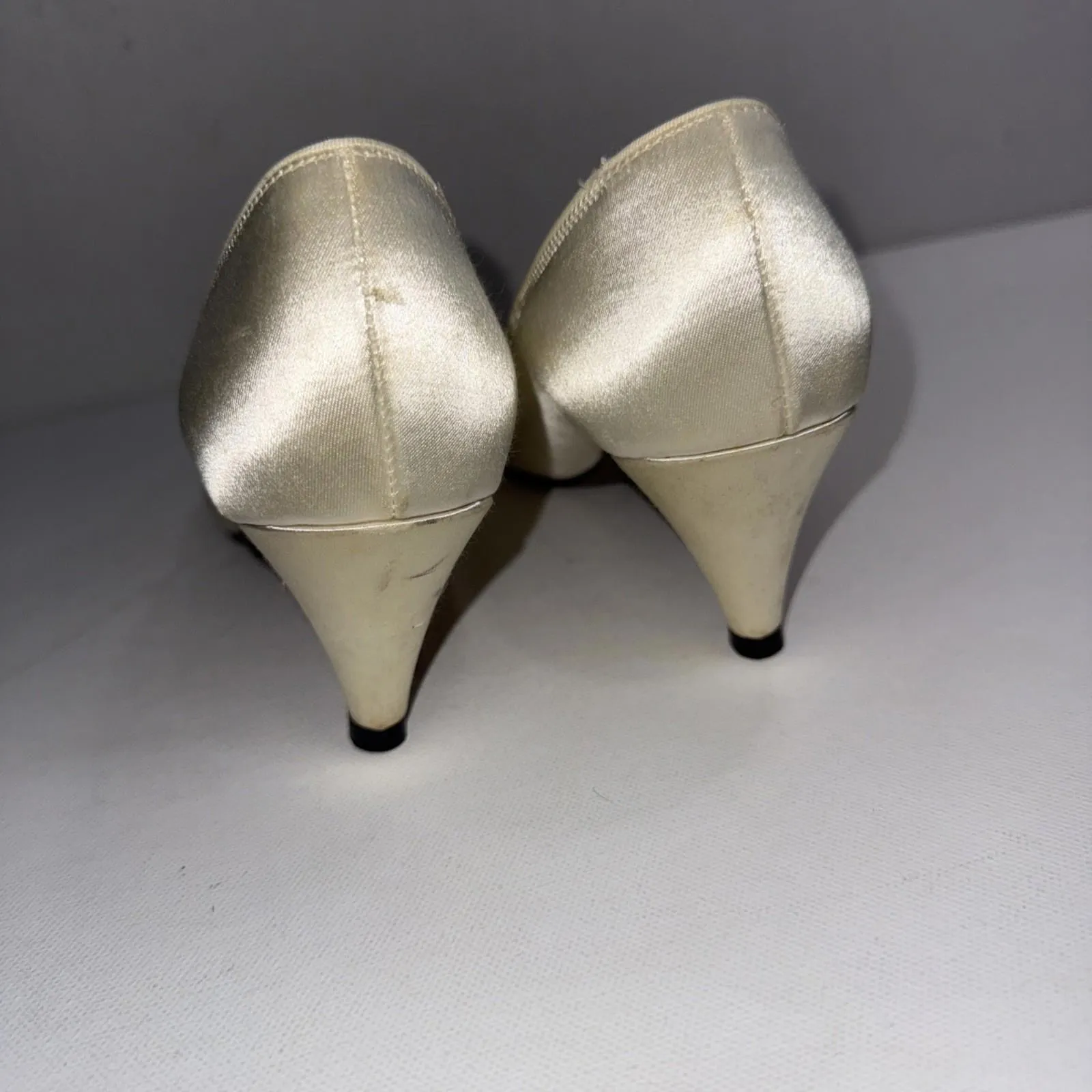 Vintage Dolce By Pierre Wedding Minimalist Ivory Satin Kitten Heel Pumps 8N Size 8 - Image 4