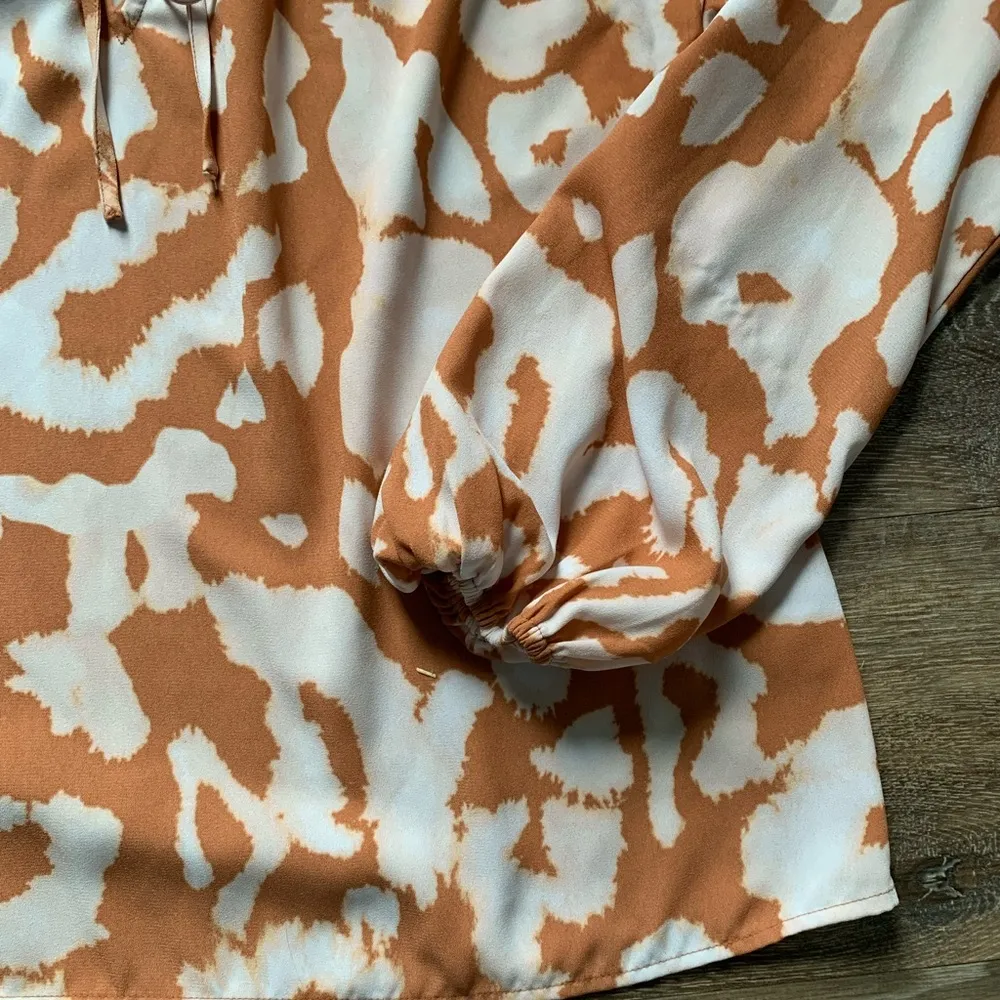 Elizabeth and James Peach and White Leopard Blouse S - Image 2