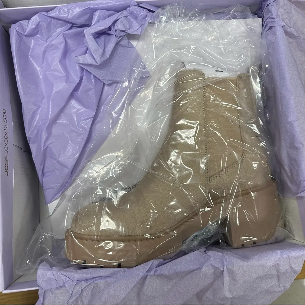 Madden Girl Tianna Women’s Chelsea Lug Sole Boots Taupe - Image 3