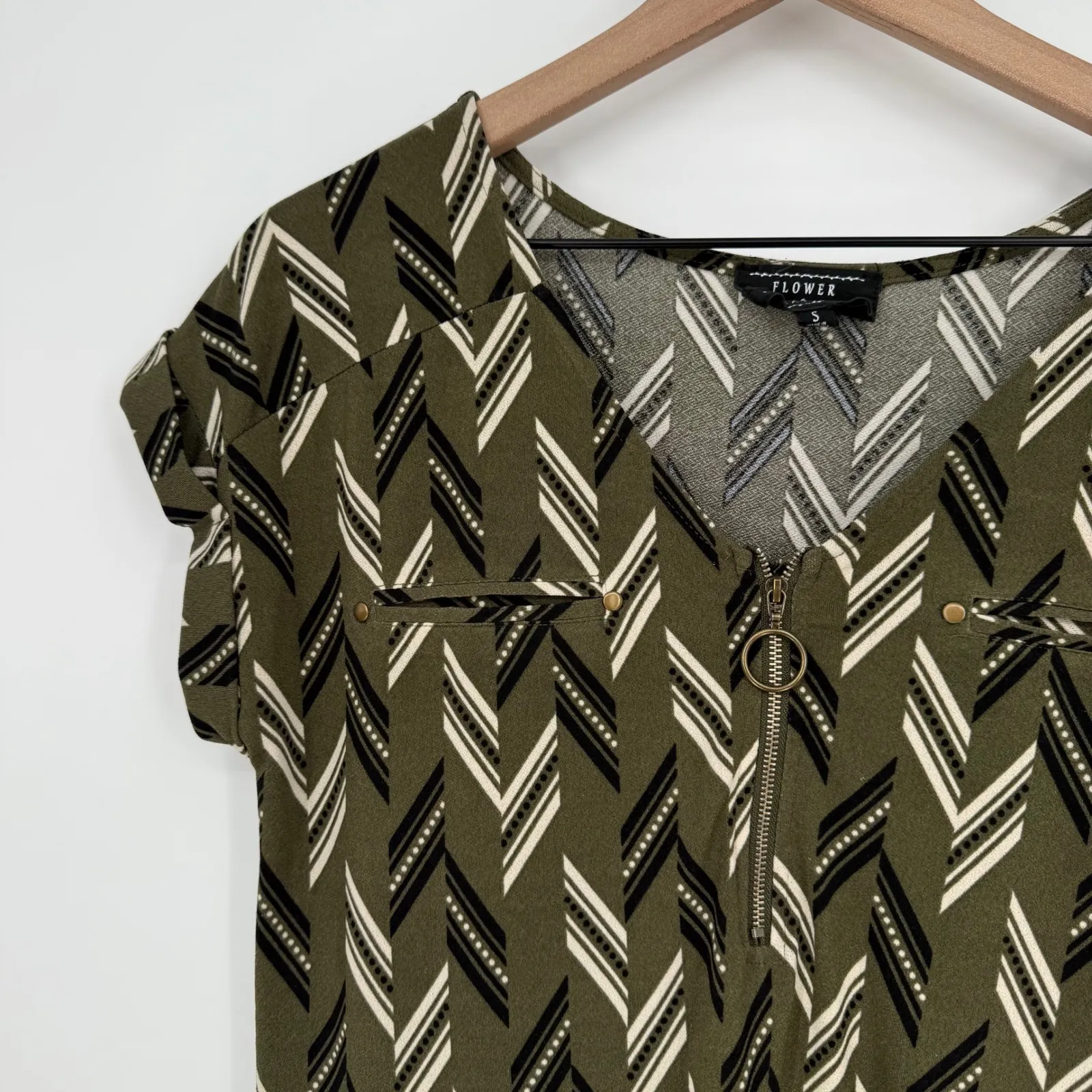 Flower & Feather Olive Green Geometric Print‎ Top Blouse Zipper Detail Size S - Image 5