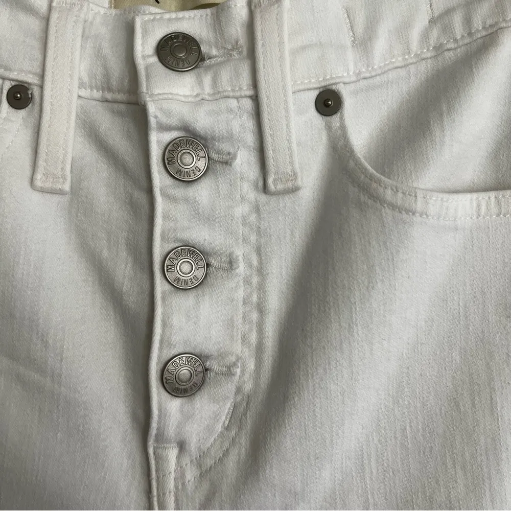Madewell 10" High-Rise Skinny Crop Jeans in Pure White: Button-Front Edition - Image 5