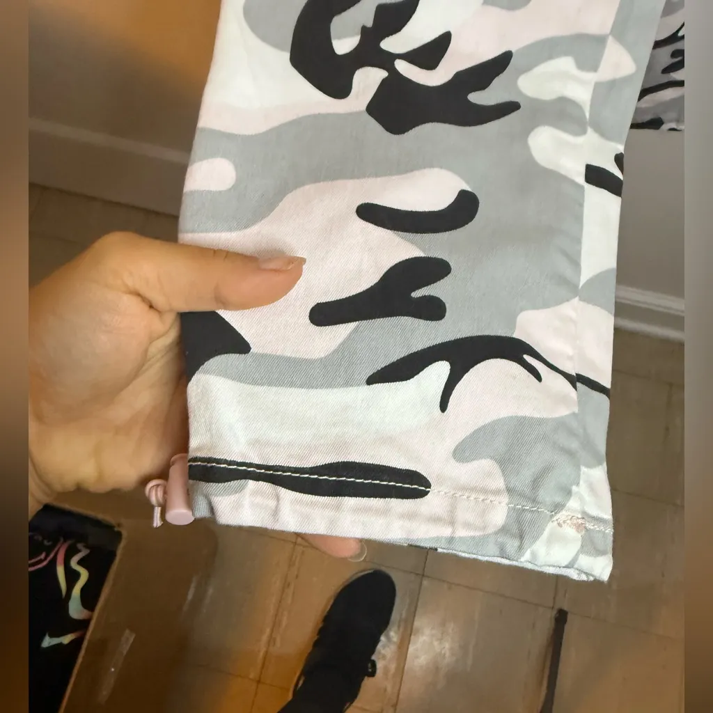 VIP Vintage Y2K Baby Pink Camo Cargo Belted Pants Size undefined - Image 6