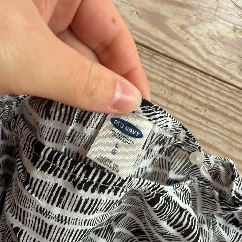 Old navy open back Striped Black and White Women's Top size large - Image 2