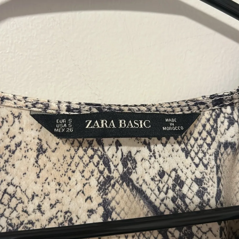 Zara Snake Print Button Up V Neck Lightweight Dress Size Small - Image 3