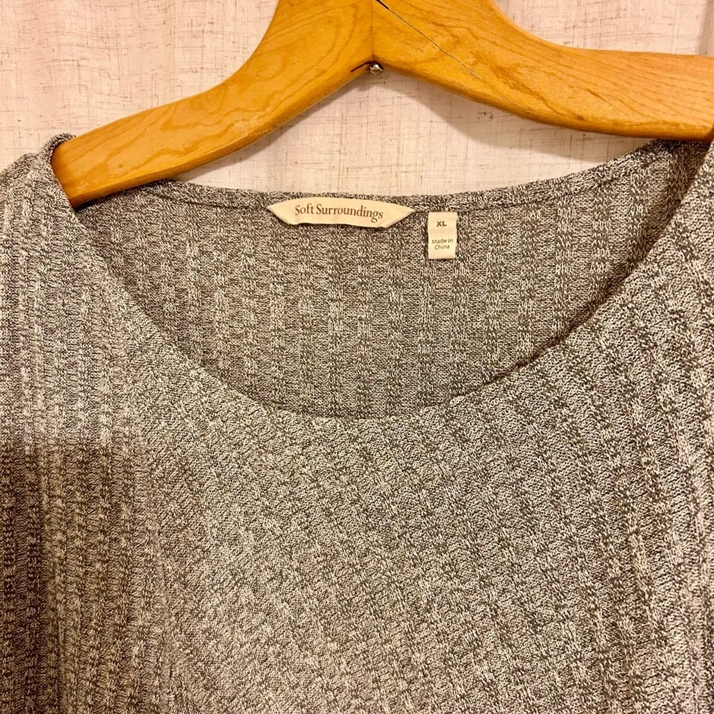 Soft surroundings grey style 2EU96 ribbed knit asymmetrical hem swing top - Image 4