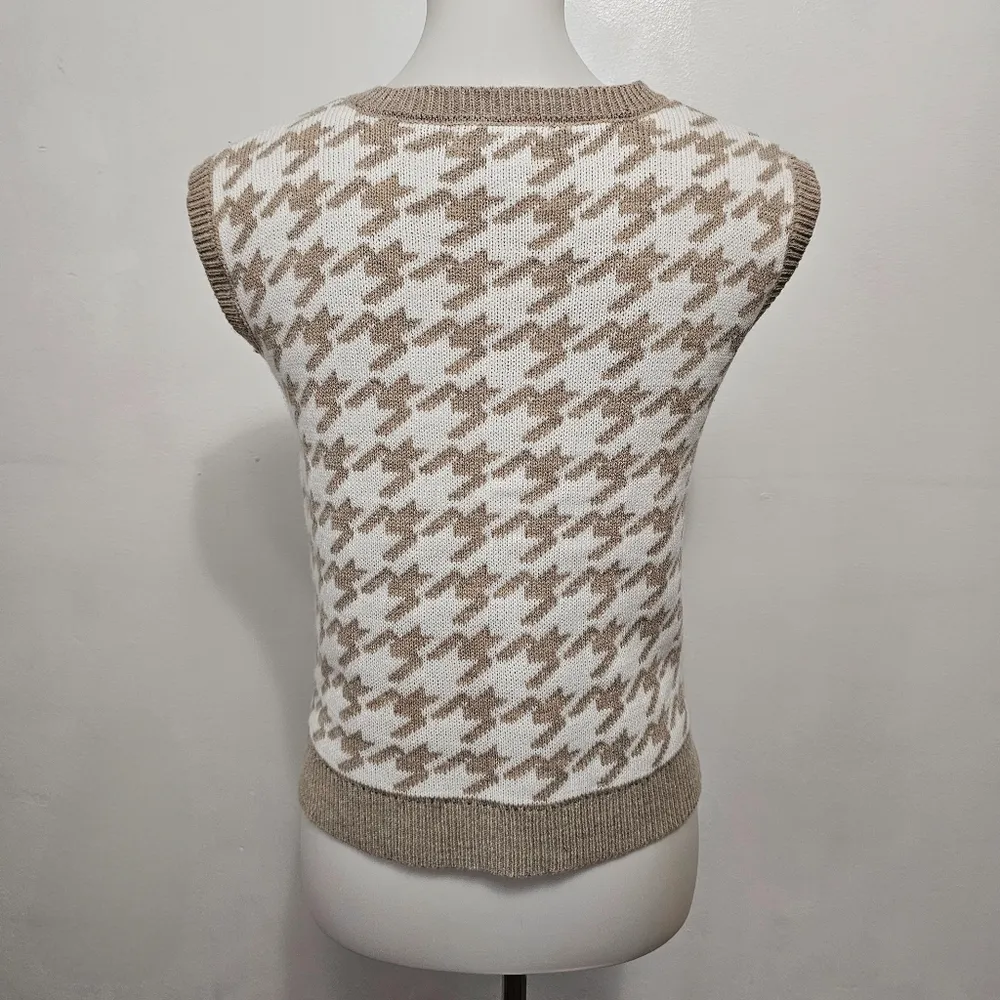 Jessica Simpson Beige Houndstooth Cropped Vneck Sweater Vest Size Small - Image 4
