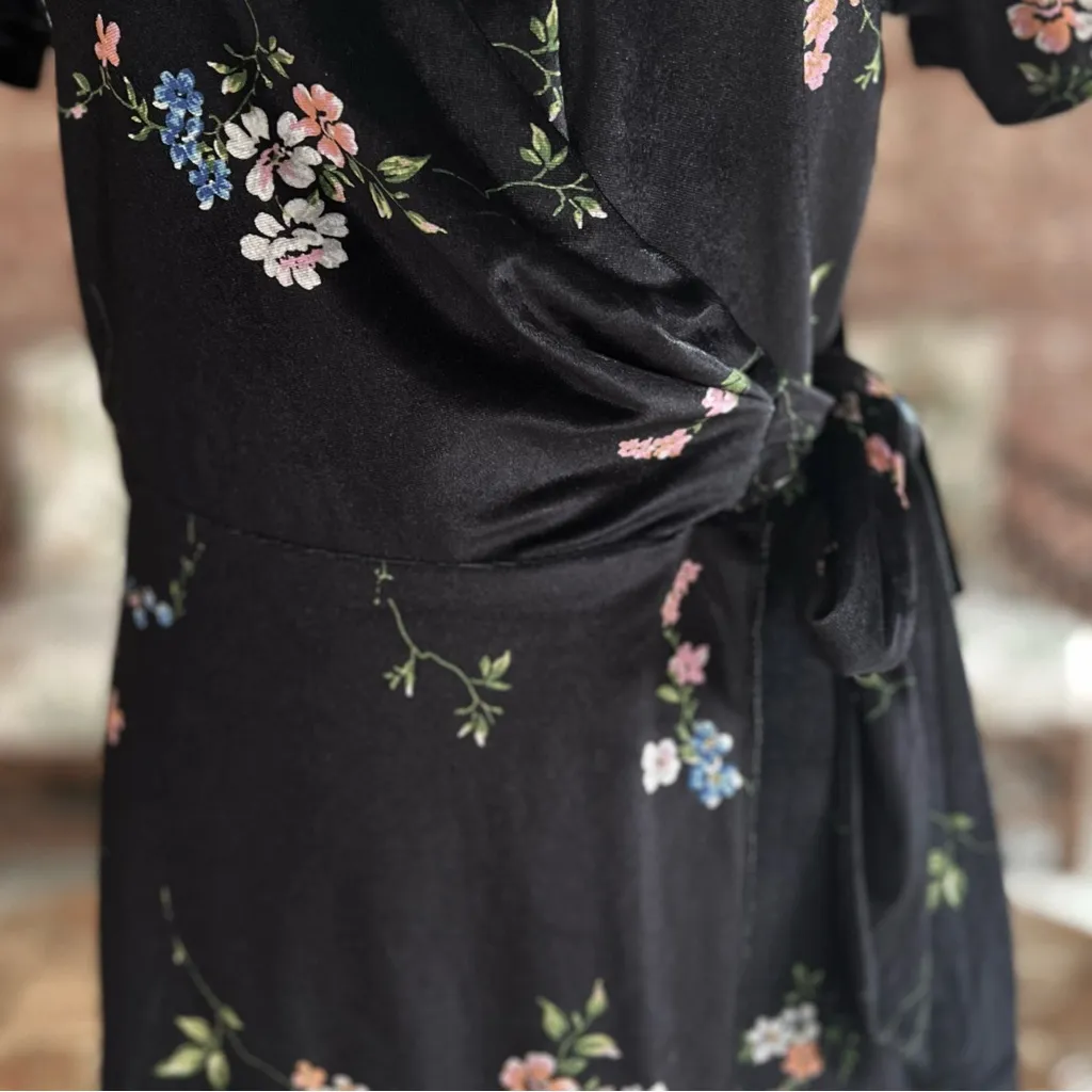 Urban Outfitters Velvet Wrap Mini Dress Black Floral Short Sleeve S V-Neck Party - Image 6