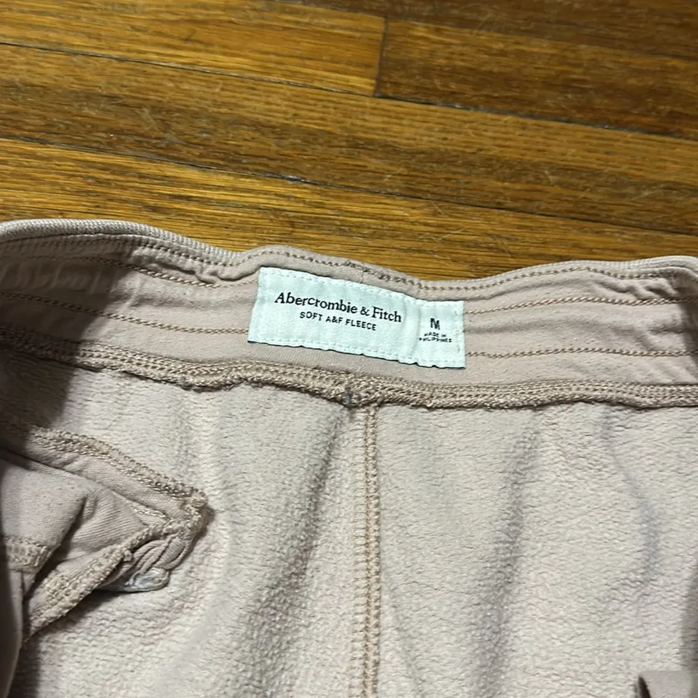 Abercrombie & Fitch Women’s Pink Fleece Lounge Shorts, Medium - Image 3