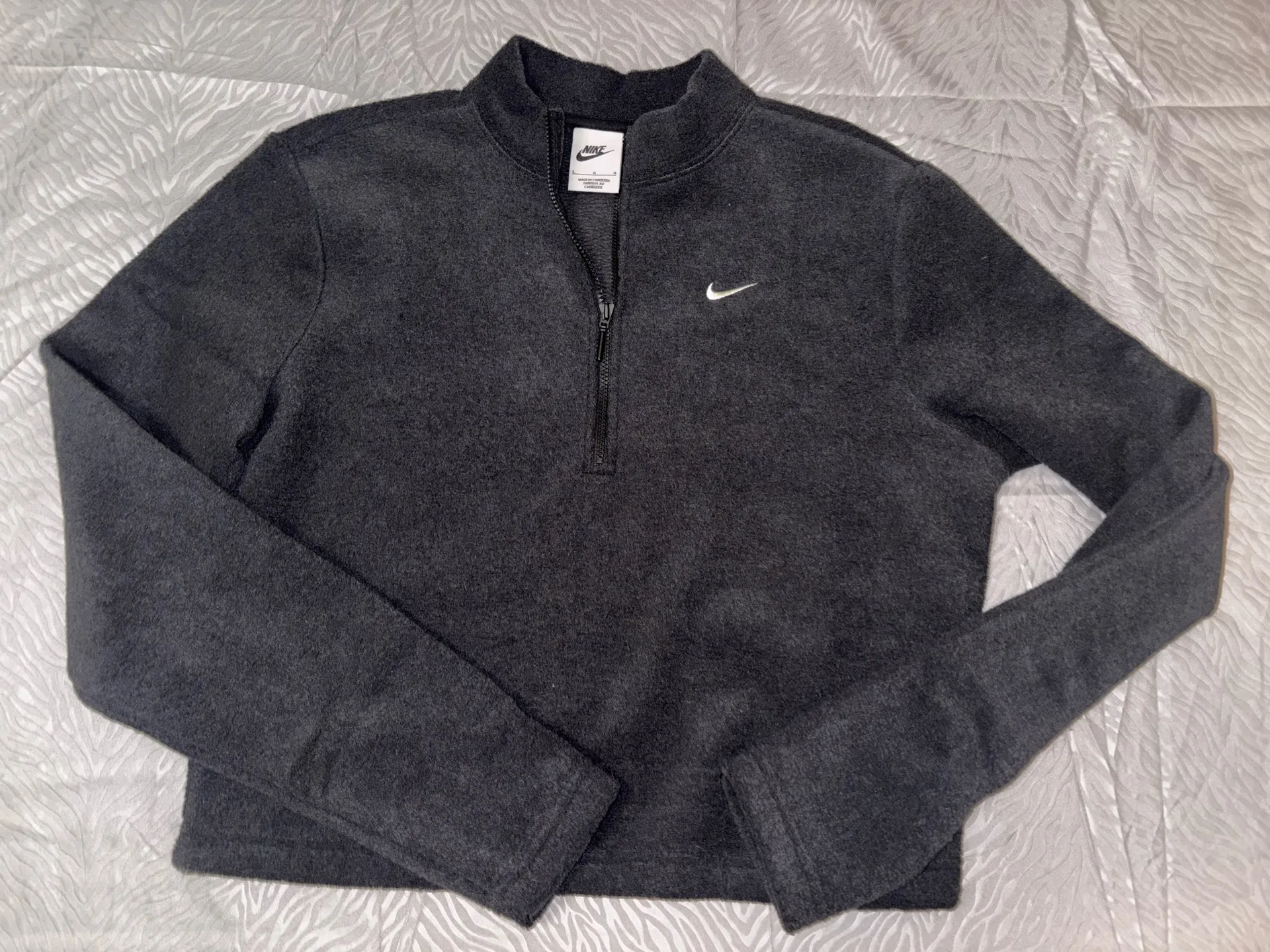 Never worn, tag removed. Super soft Nike cropped quarter zip, in great condition. - Image 3