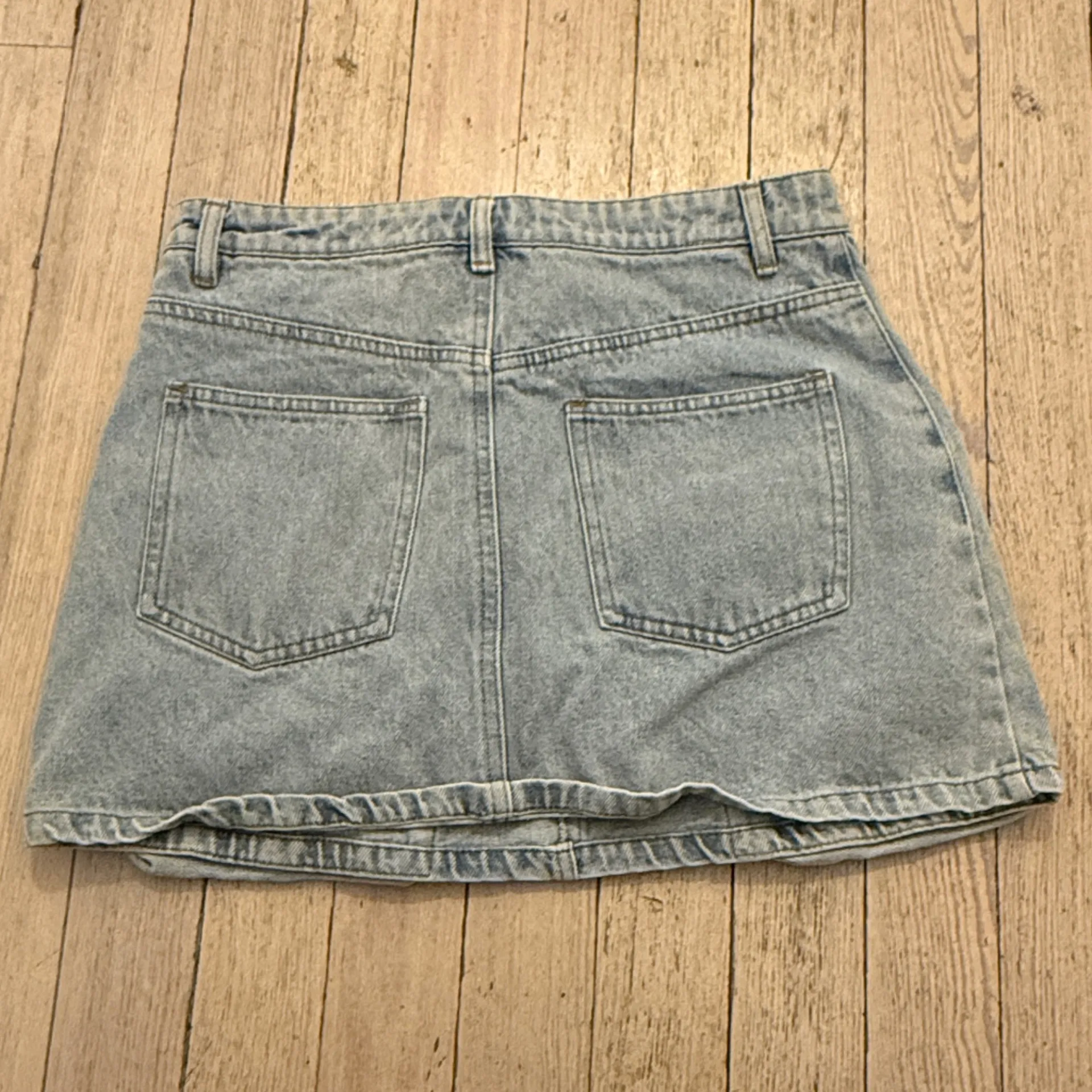 HAZEL BOUTIQUE Women’s Light Wash Front Pocket Denim Mini Skirt Size S - Image 2