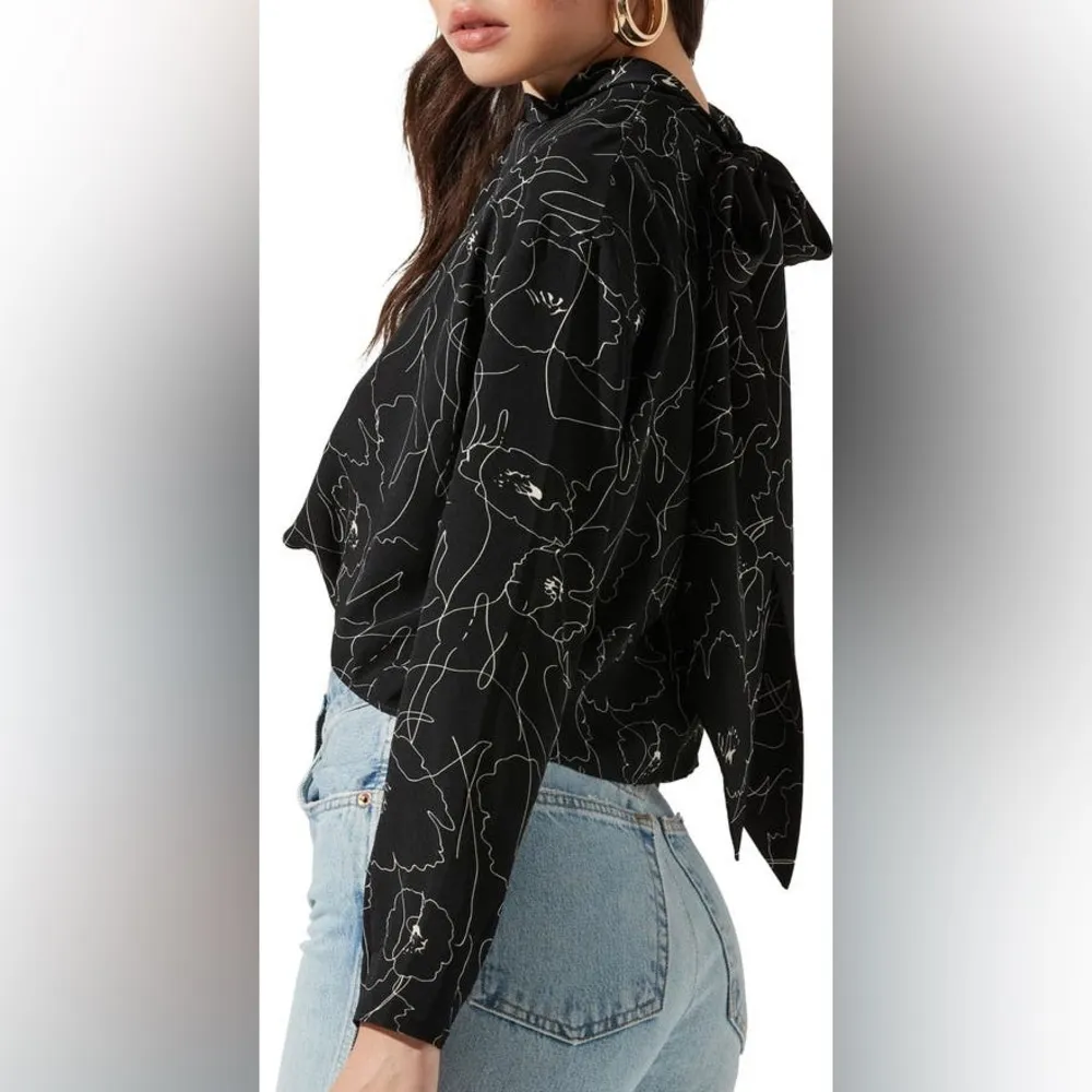 NWT ASTR Floral Black and White Long Sleeve Tie Neck Flowy Top Size XL - Image 3