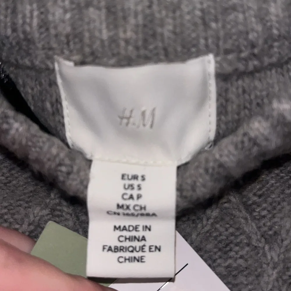 NWT H&M Grey sweater - Image 4