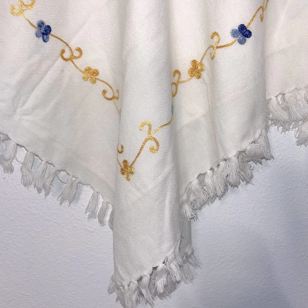 70s Vintage Floral Shawl Wrap Fringe White Blue Flower Power Hand Embroidered Size XXL - Image 4