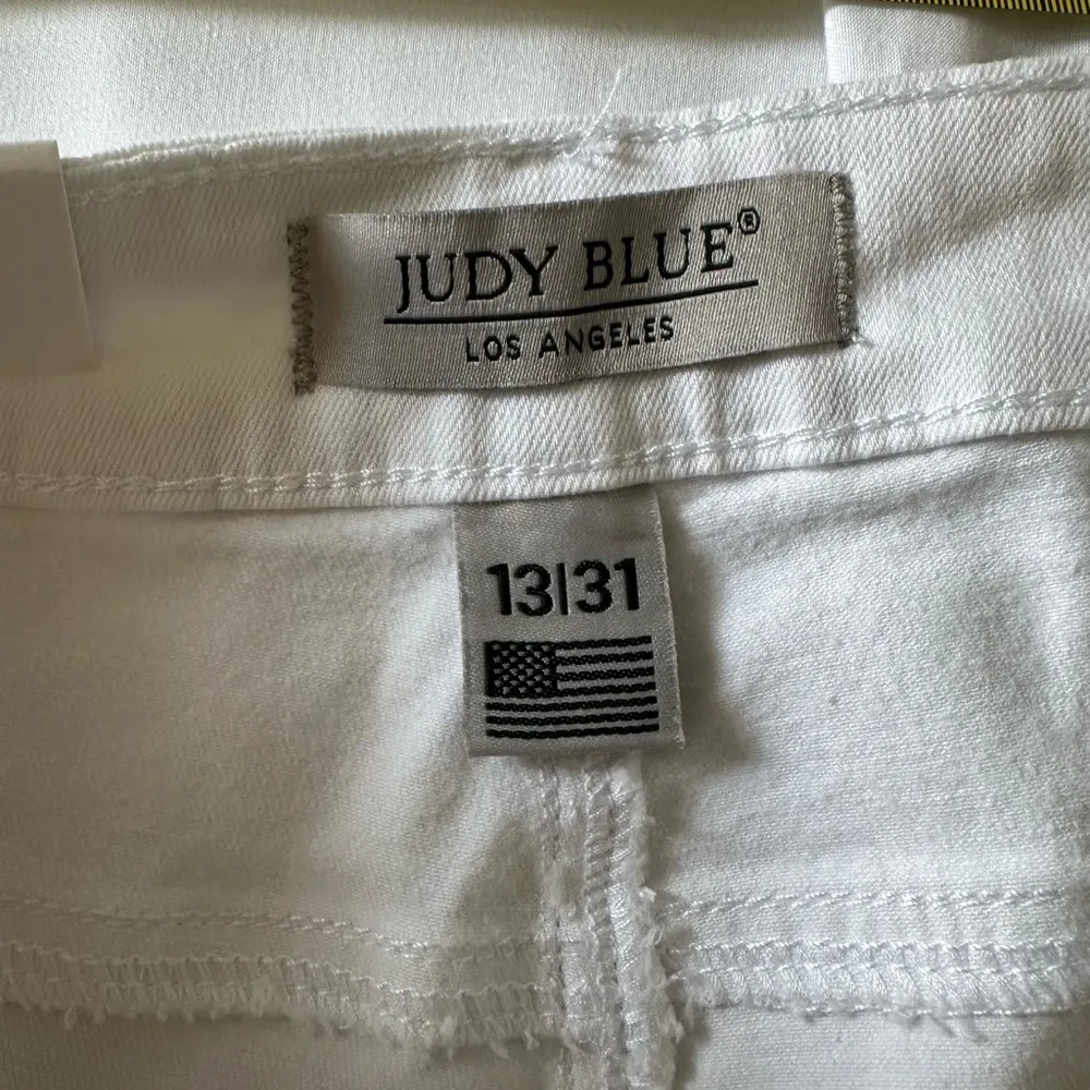 Judy Blue Boyfriend Fit 13/31 Mid Rise White Distressed Denim Jeans NWT - Image 6