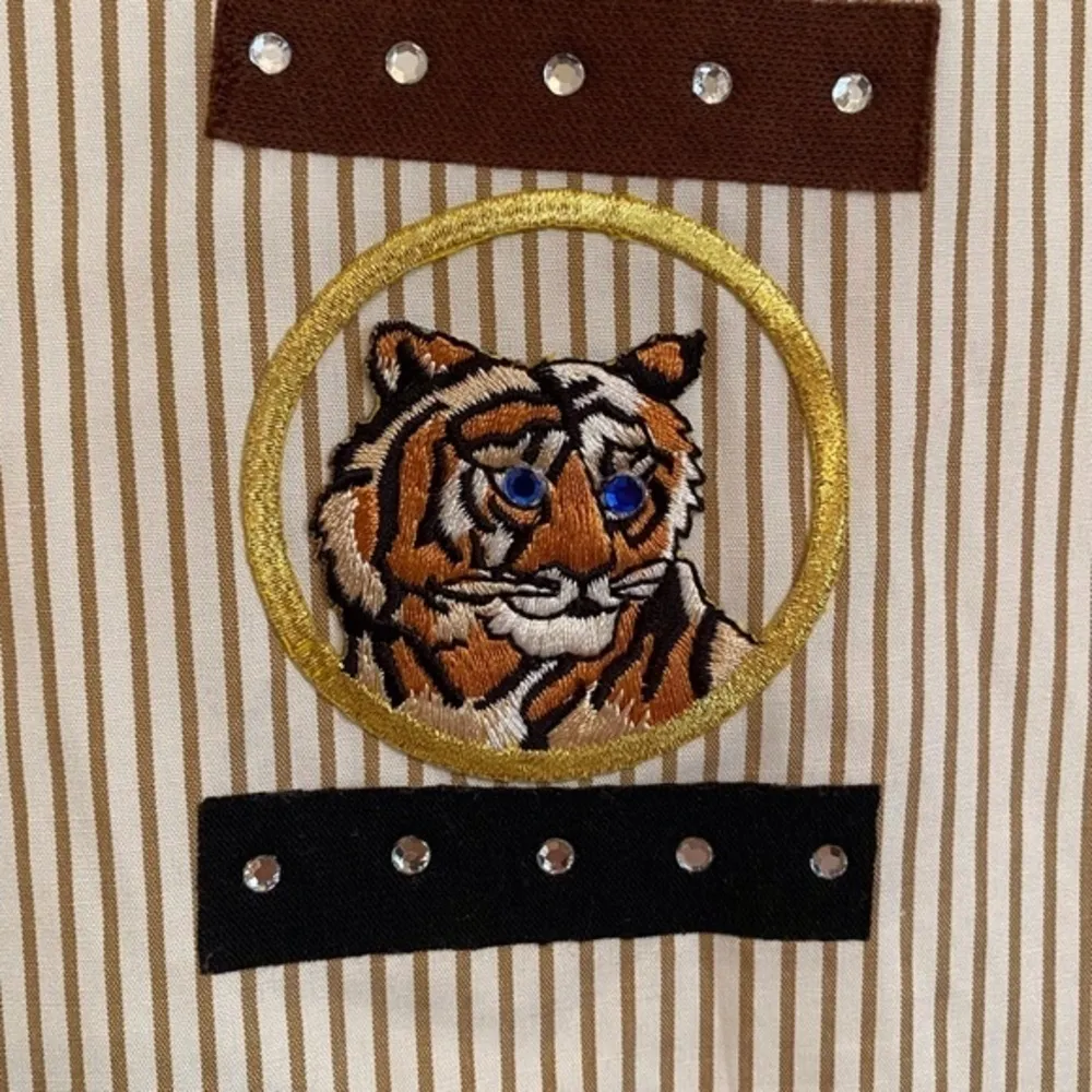 Vintage Infinity Fashion shirt Tiger Appliqué on front, breast pocket & on back Size L - Image 3