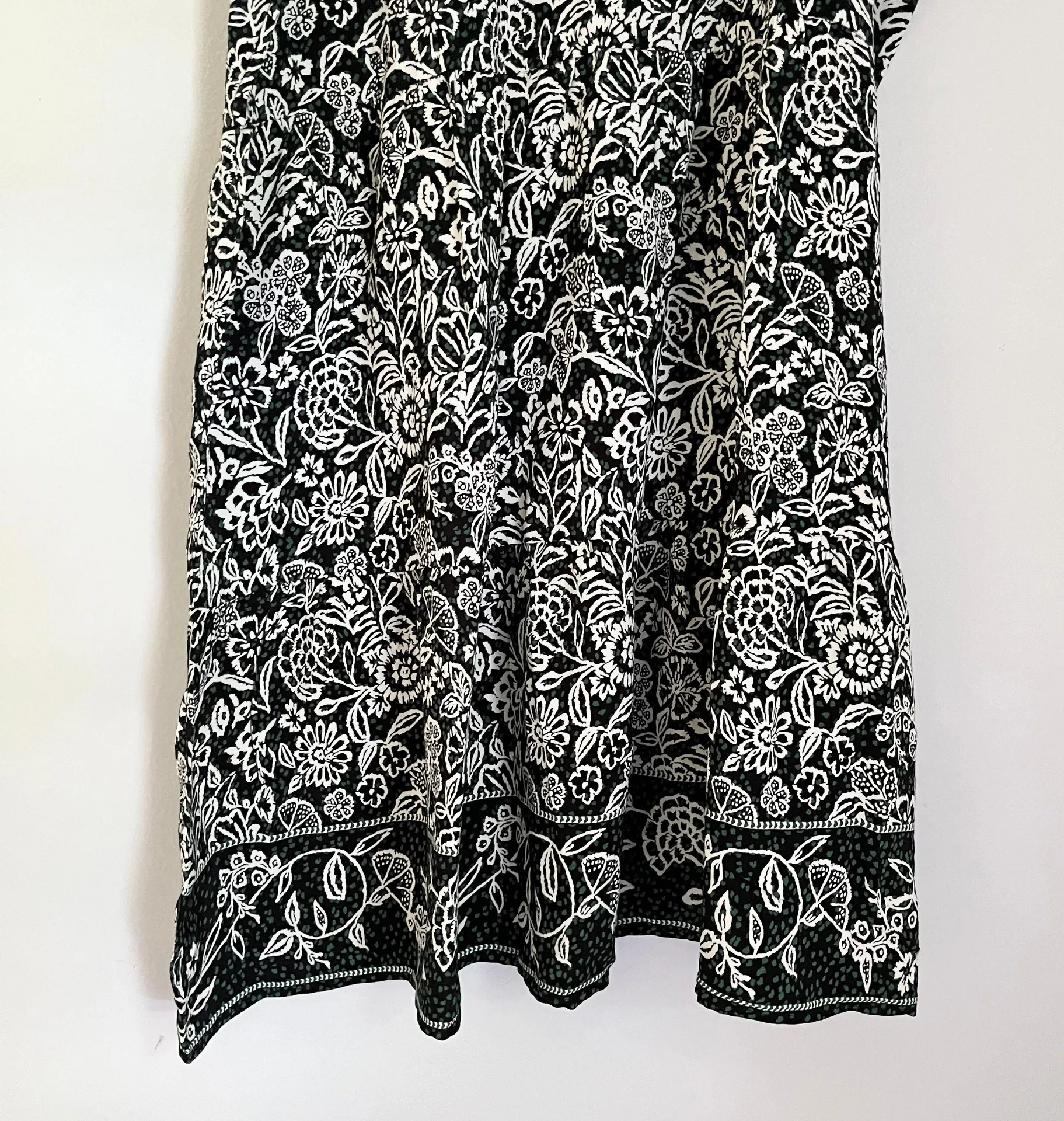 NWT  Garden Ruffle Tiered Swing Dress Floral Black White Green Medium Petite - Image 11