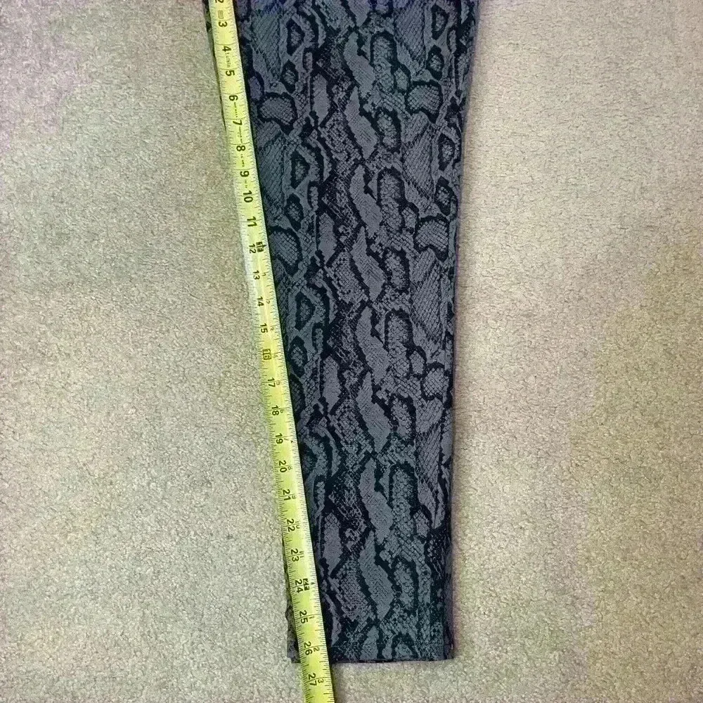 Lisa Rinna Collection Women's Size 12 Ankle Jeans Gray Python Animal Pri… - Image 11