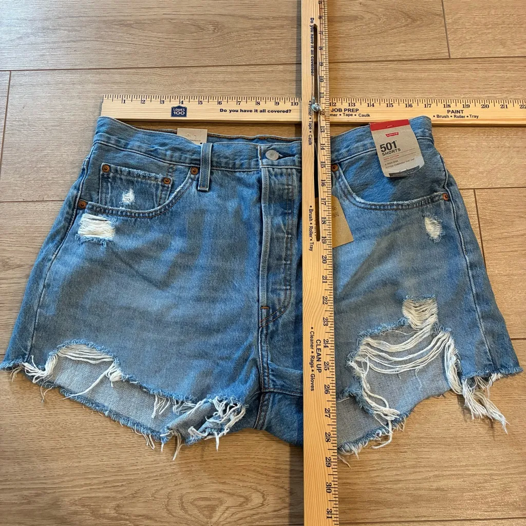 NWT Levi’s Women’s 501 Denim Jean Shorts Distressed 3” Light Wash Size 33 - Image 2