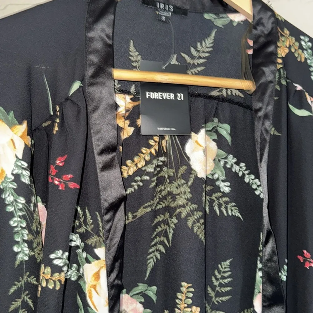 Forever 21  Black Floral Kimono Robe by Iris new small pockets - Image 3