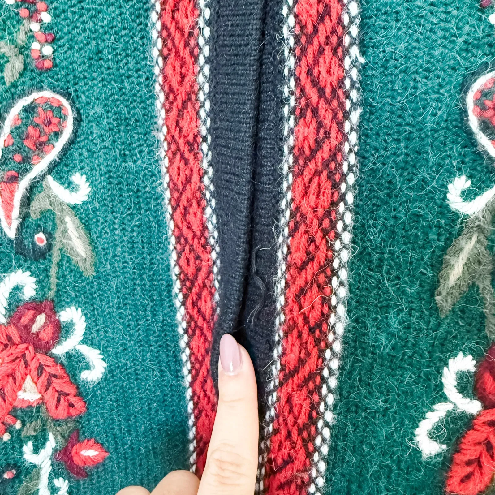 VTG Koret Womens Cardigan Size M Green Red Floral‎ Embroidered Holiday Nordic Size M - Image 5