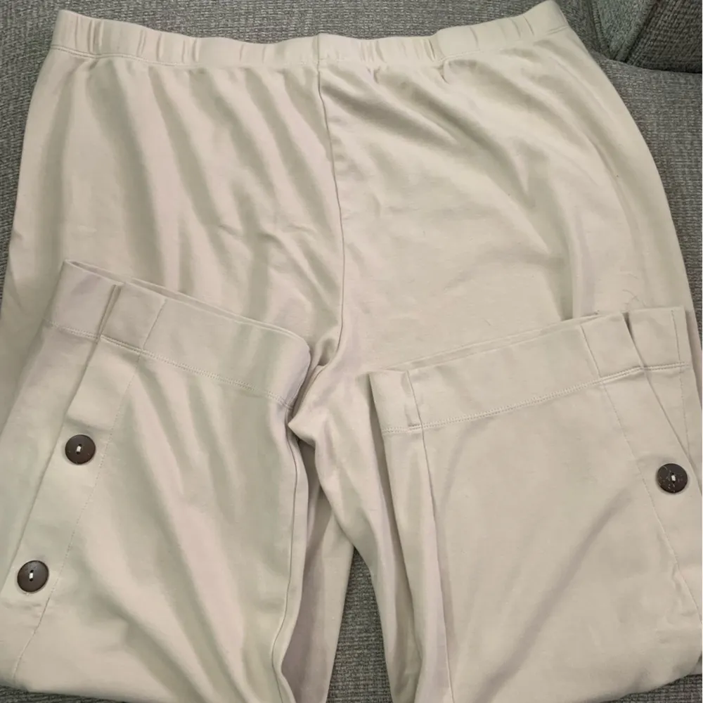 Appleseed’s Stretchy Pull On Elastic Waist Cropped Pants w/ Button Detailing XL - Image 2