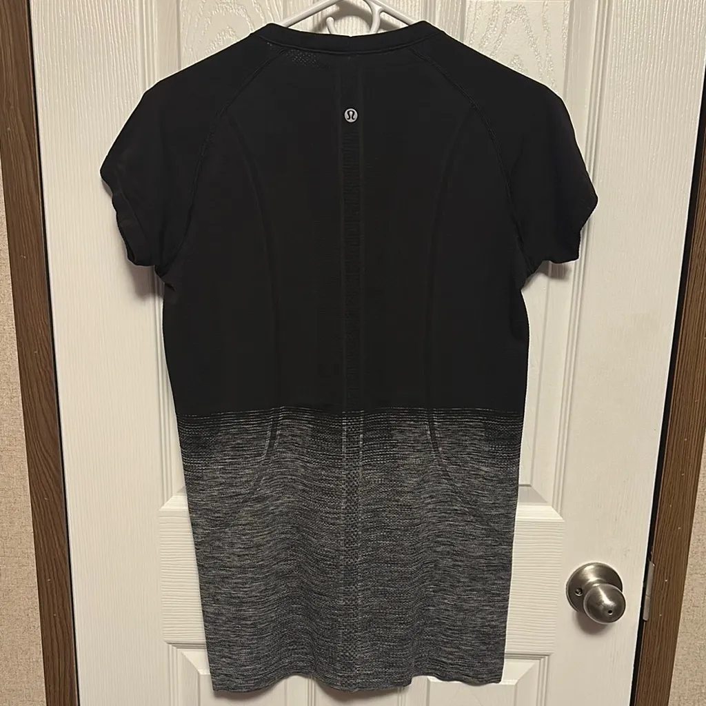 lululemon athletica Black and Heathered Gray Short Sleeve Top - Image 3