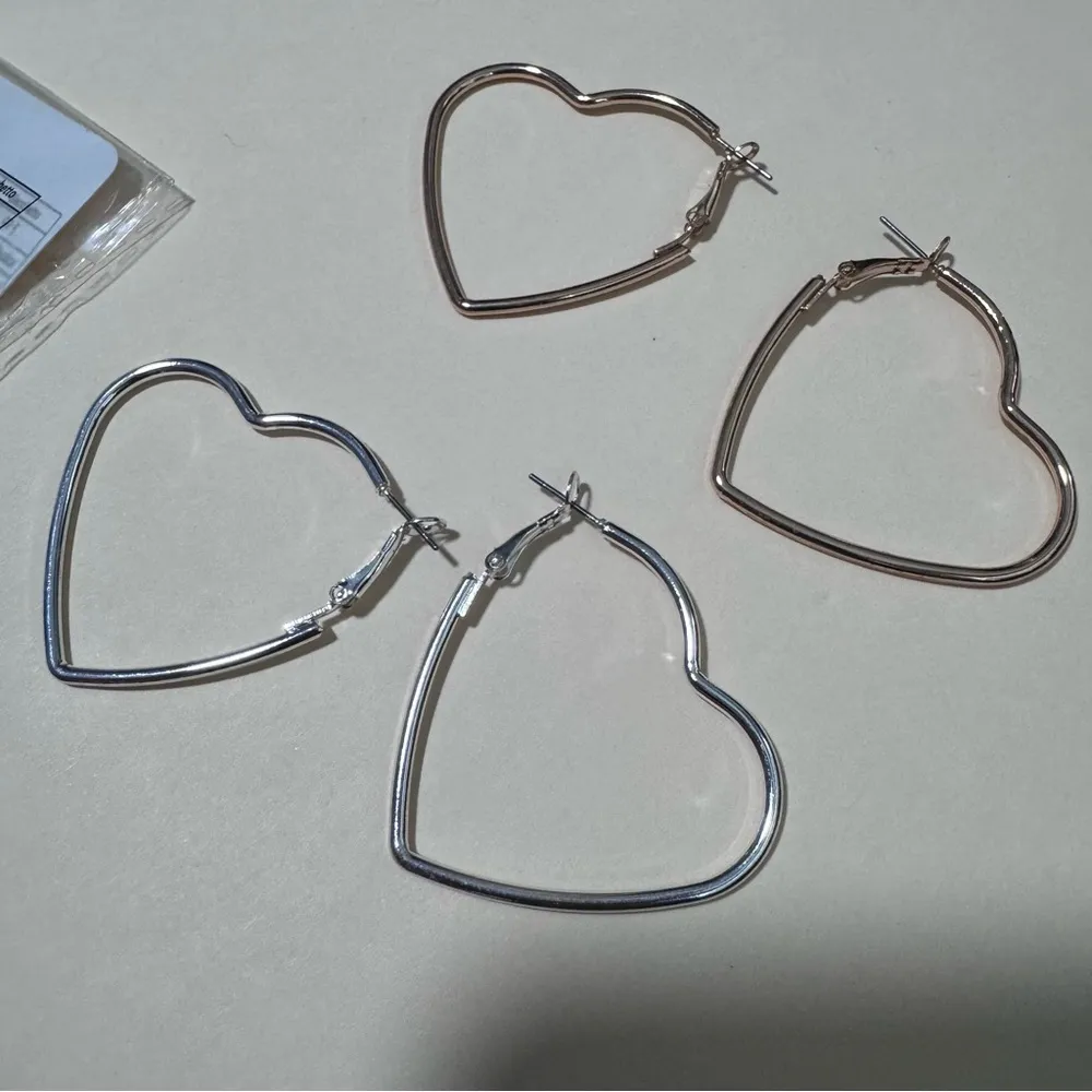 Silver Gold Heart Hoop Earrings 2 pack NEW - Image 3