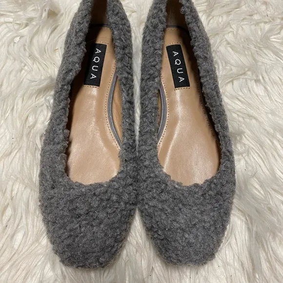 AQUA Slip on Size 6.5 - Image 2