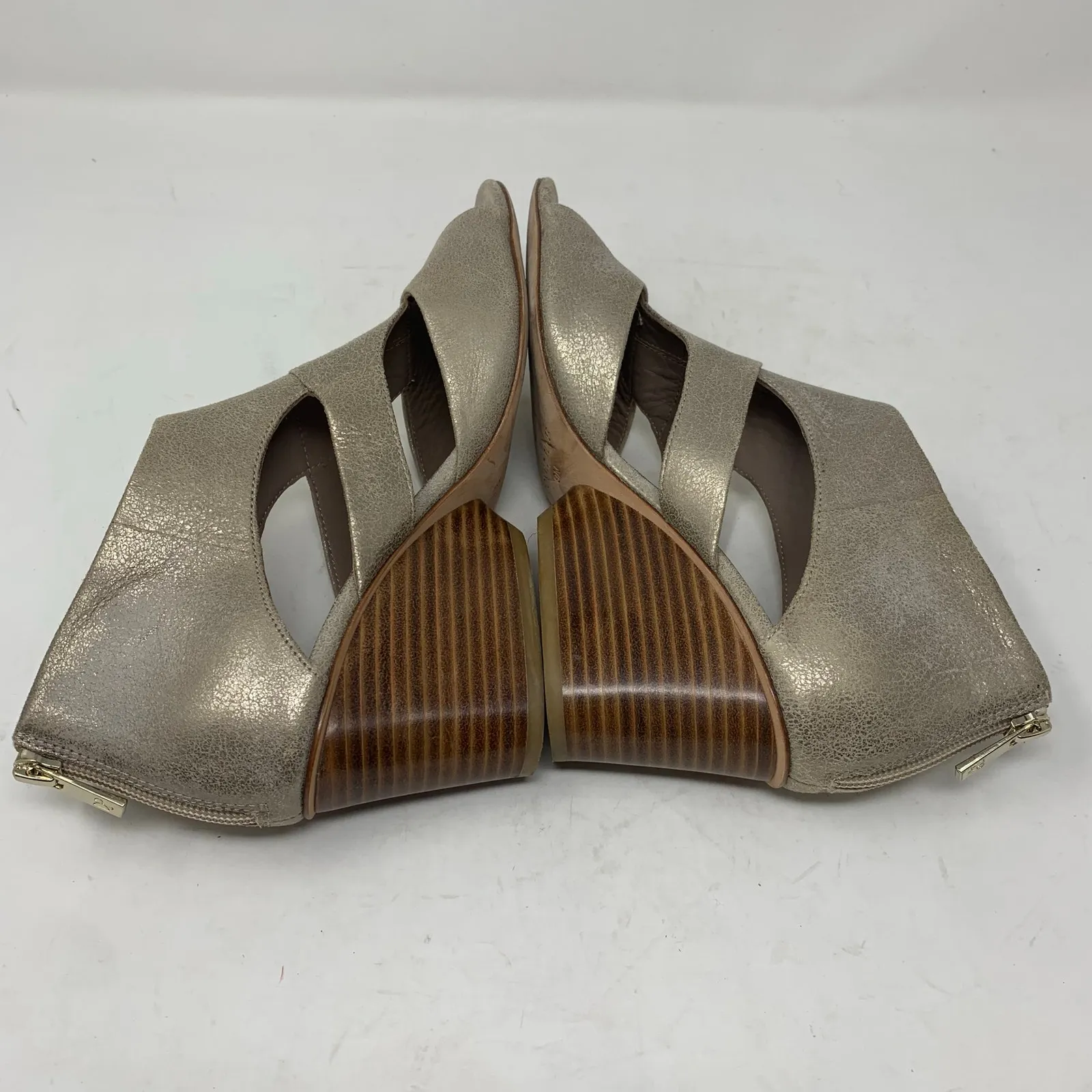 Donald Pliner Size 9 N Jenkin Gold Metallic Leather Wedge Sandal Back Zip Cutout - Image 8