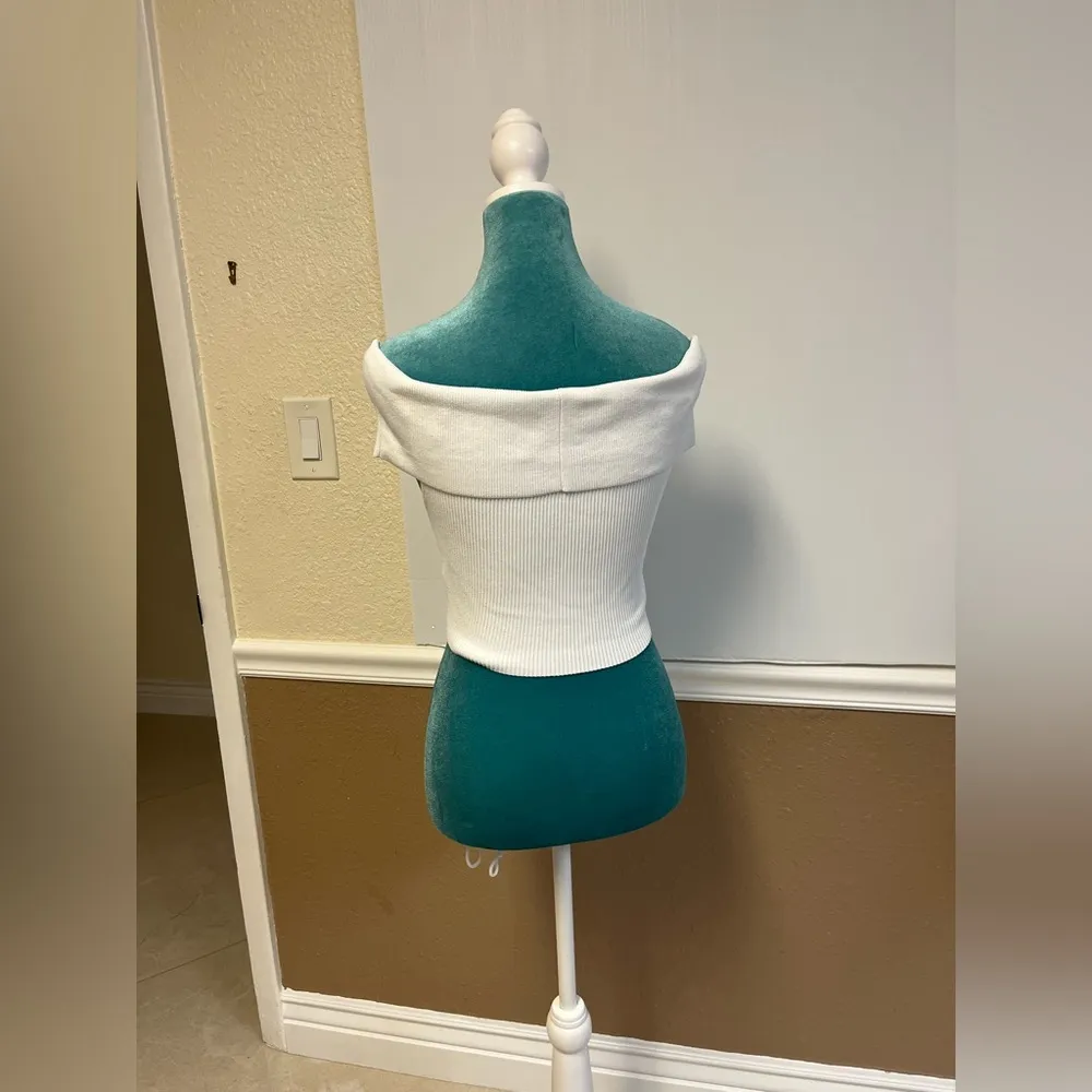 Aritzia Babaton Sculpt Knit Off-Shoulder Crop Top – Size M - Image 2