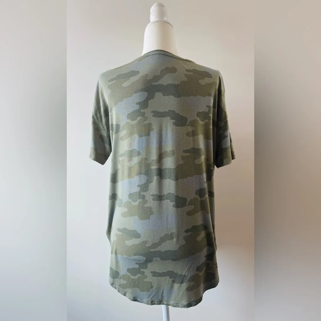 American Eagle Outfitters Soft & Sexy Oversized Camo V-Neck Tee Size S - Image 8