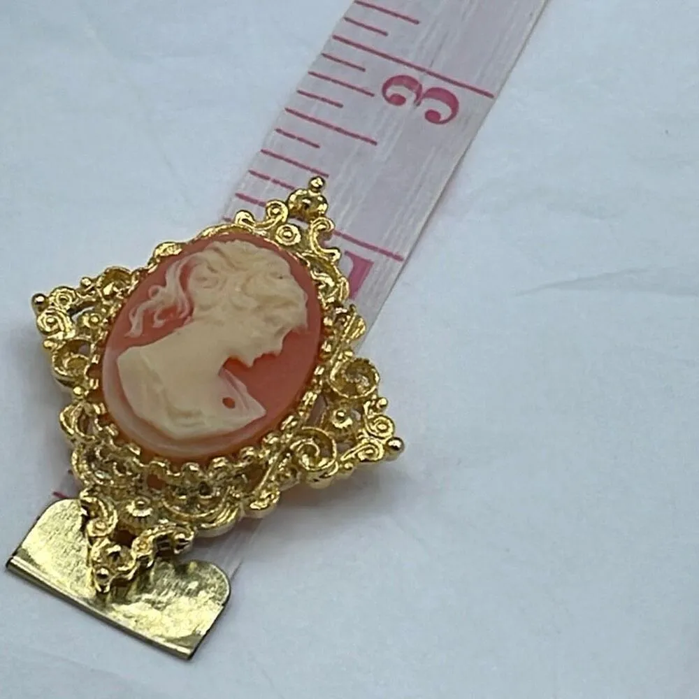 Vintage Gerry’s cameo brooch with ornate frame. Gold - Image 7