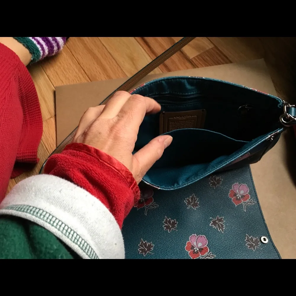 Reversible Flap Wildflower Blue Crossbody Bag - Image 3