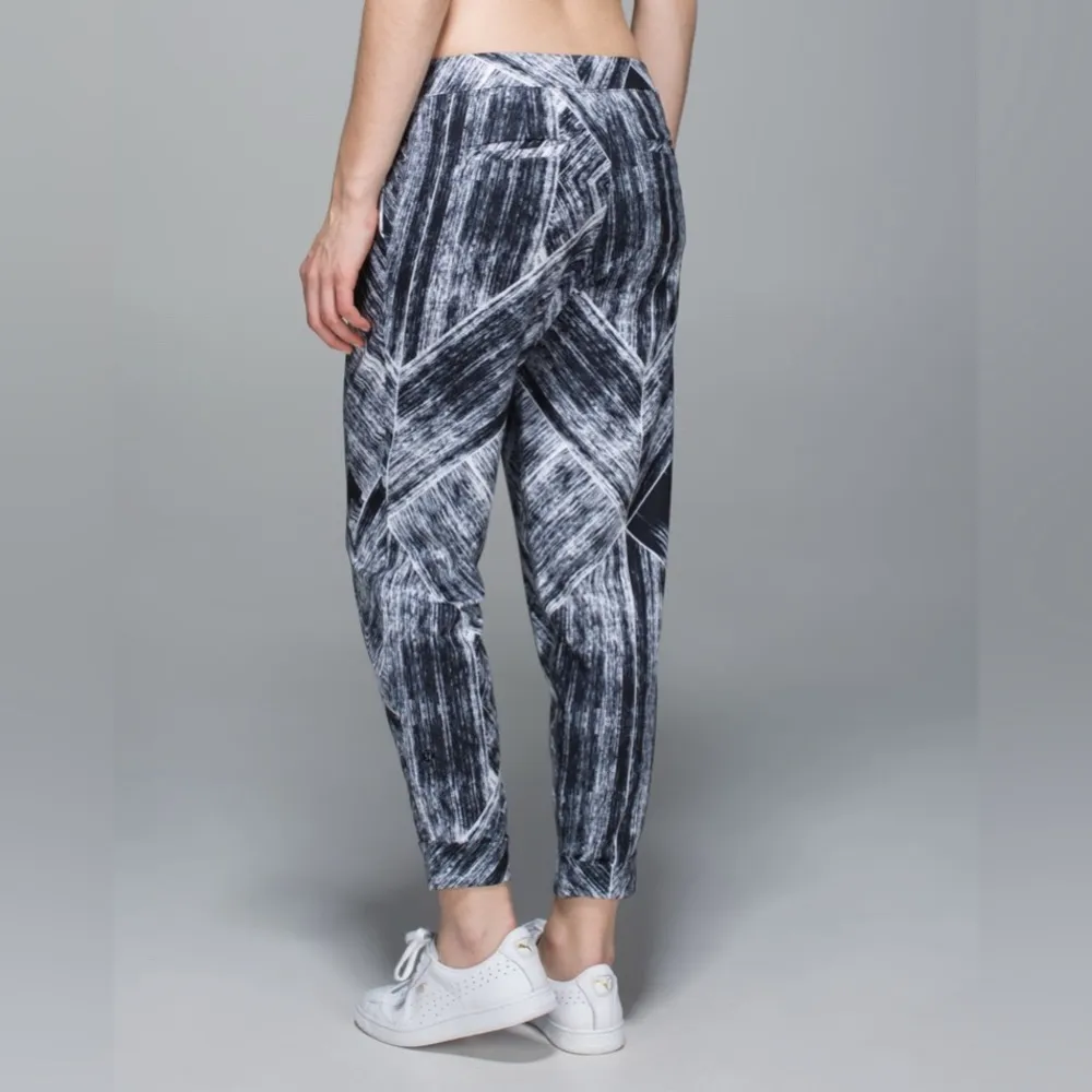 Lululemon Jet Crop Pants *Full On Luon in Heat Wave White and Black - Image 3