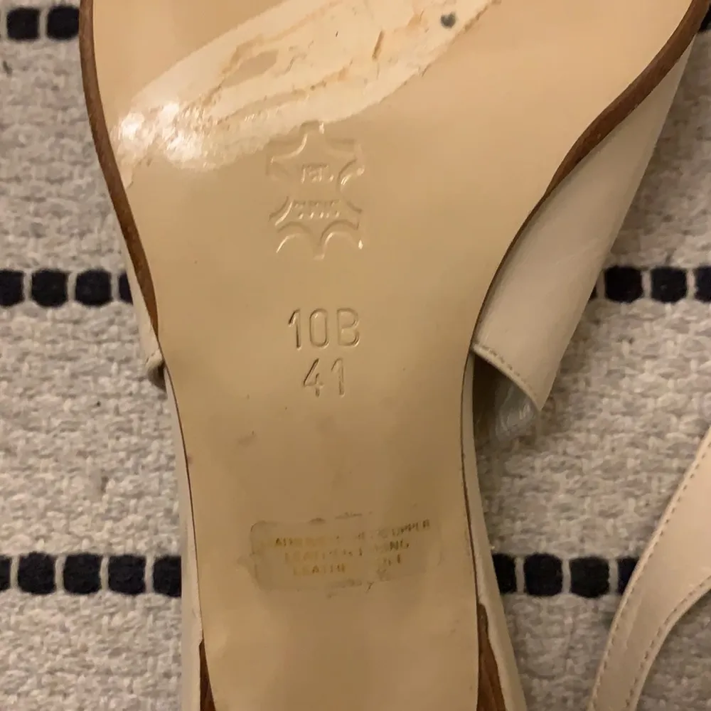 BCBGMAXAZRIA BCBG Sling back white pumps - Image 5