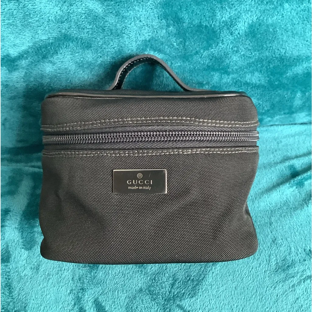 Authentic GUCCI vanity/ make up bag 💄📿🕶️ - Image 4