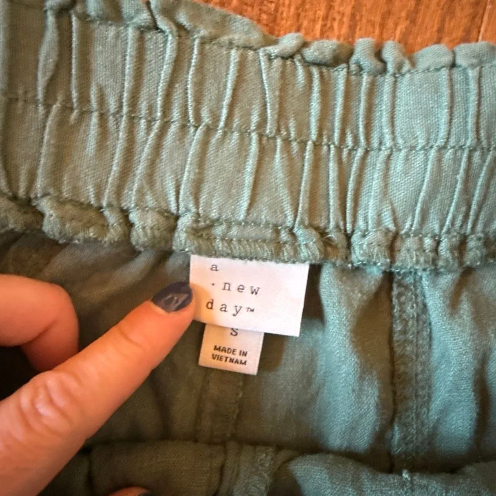 A New Day linen blend green smocked waist shorts size small - Image 5