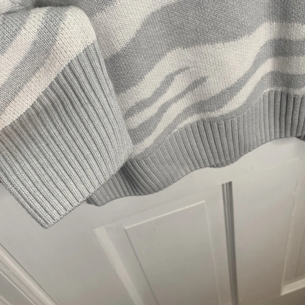 Varley Women’s Calvert Gray White Zebra Print V-neck Oversize Sweater W-170 Sz S - Image 5