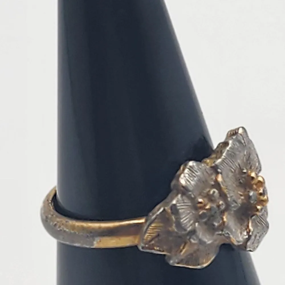 Vintage Avon Dogwood Apple Blossoms Silver Tone & Gold Tone Ring (5) - Image 3