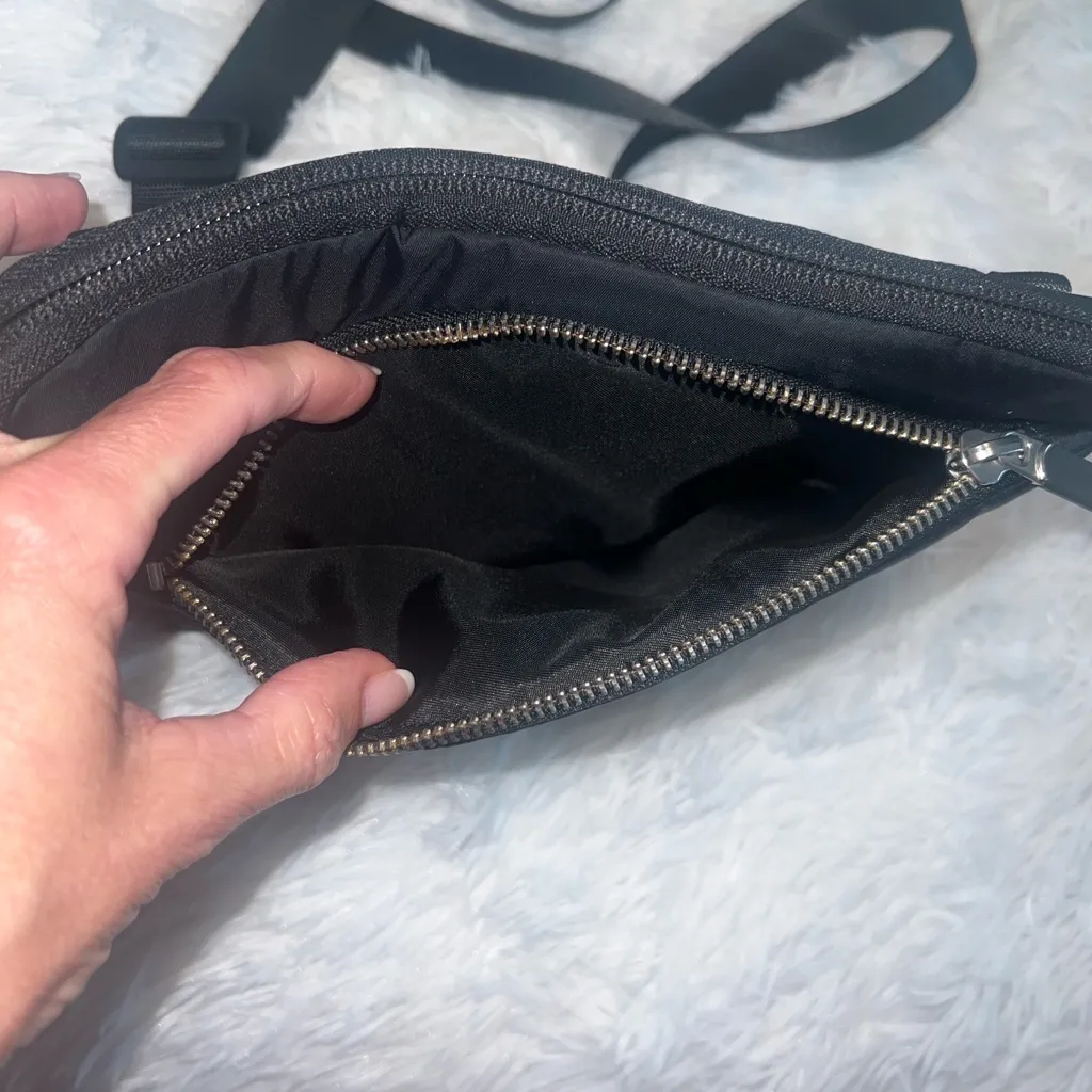 Lululemon Athletica Curved Lines Crossbody Bag
Black - Image 6