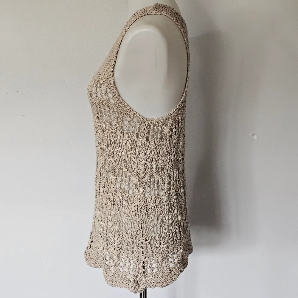 St. Tropez Beige Open Weave Scalloped Hem Crochet Sweater Tank Size Medium - Image 2